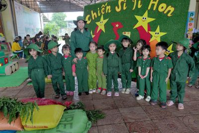 Hoạt động trải nghiệm “Chiến sĩ tí hon” của lớp lá 2.