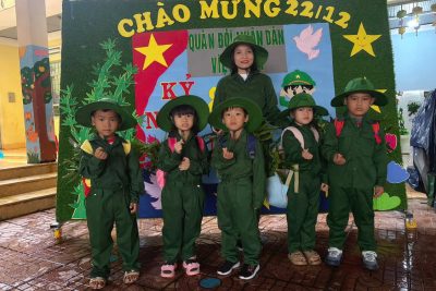 Lớp ghép thôn 10 tham gia chương trình ” Một ngày làm chiến sĩ nhí”