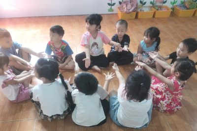 Tích hợp trò chơi dân gian vào các hoạt động trong ngày của trẻ lớp ghép Thôn 9