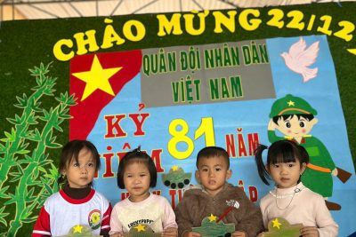 Bé lớp Chồi vui ngày 22/12: Làm lính nhỏ, chế tạo xe tăng