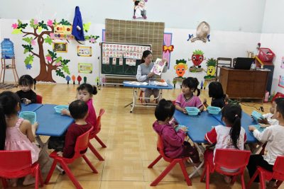 Lớp ghép thôn 10 làm hoạt động trải nghiệm làm thiệp ngày 8/3 tặng mẹ.