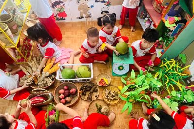 Hoạt động góc “Khám phá thế giới thực phẩm qua trò chơi bán hàng” LỚP CHỒI