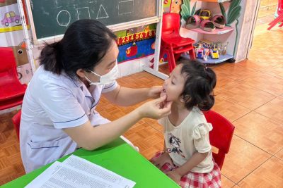 Tổ chức khám sức khoẻ định kỳ học sinh lớp mầm