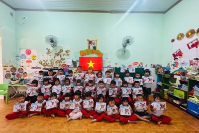 Tạo hình “Trang trí khung ảnh Bác Hồ” hướng tới ngày lễ 30/04